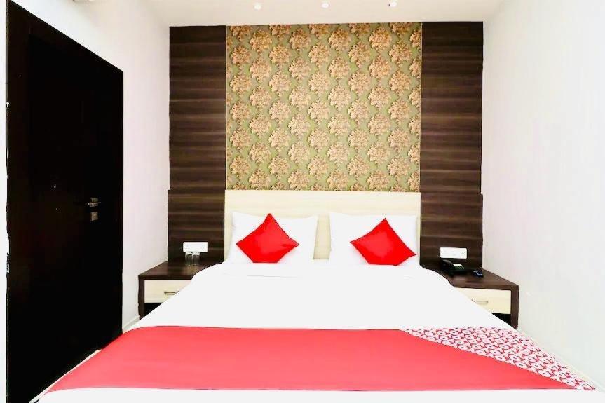 Hotel Megha Inn Лакхнау Экстерьер фото