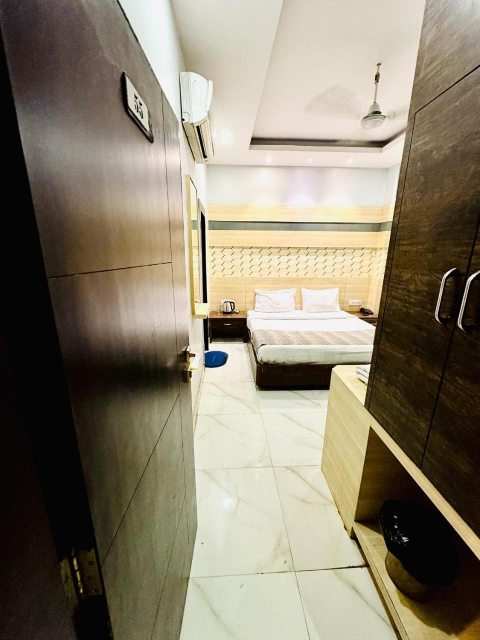Hotel Megha Inn Лакхнау Экстерьер фото