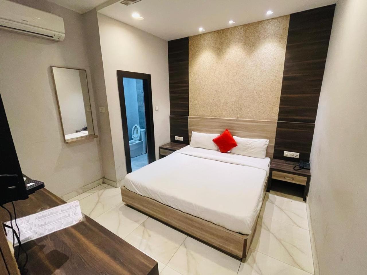 Hotel Megha Inn Лакхнау Экстерьер фото