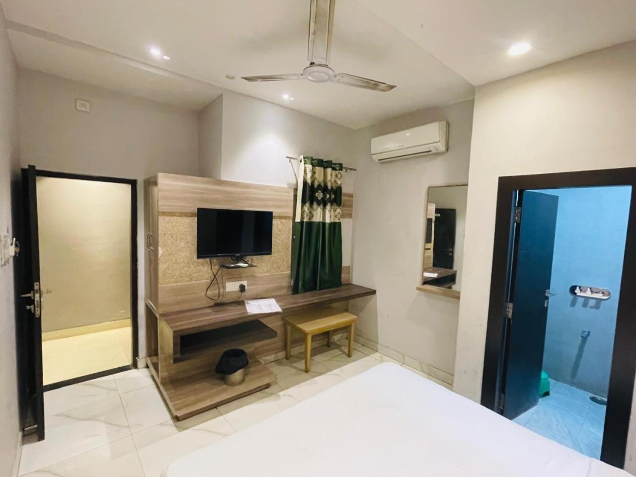 Hotel Megha Inn Лакхнау Экстерьер фото